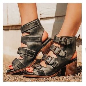 NWT Freebird Quail black sandals size 9